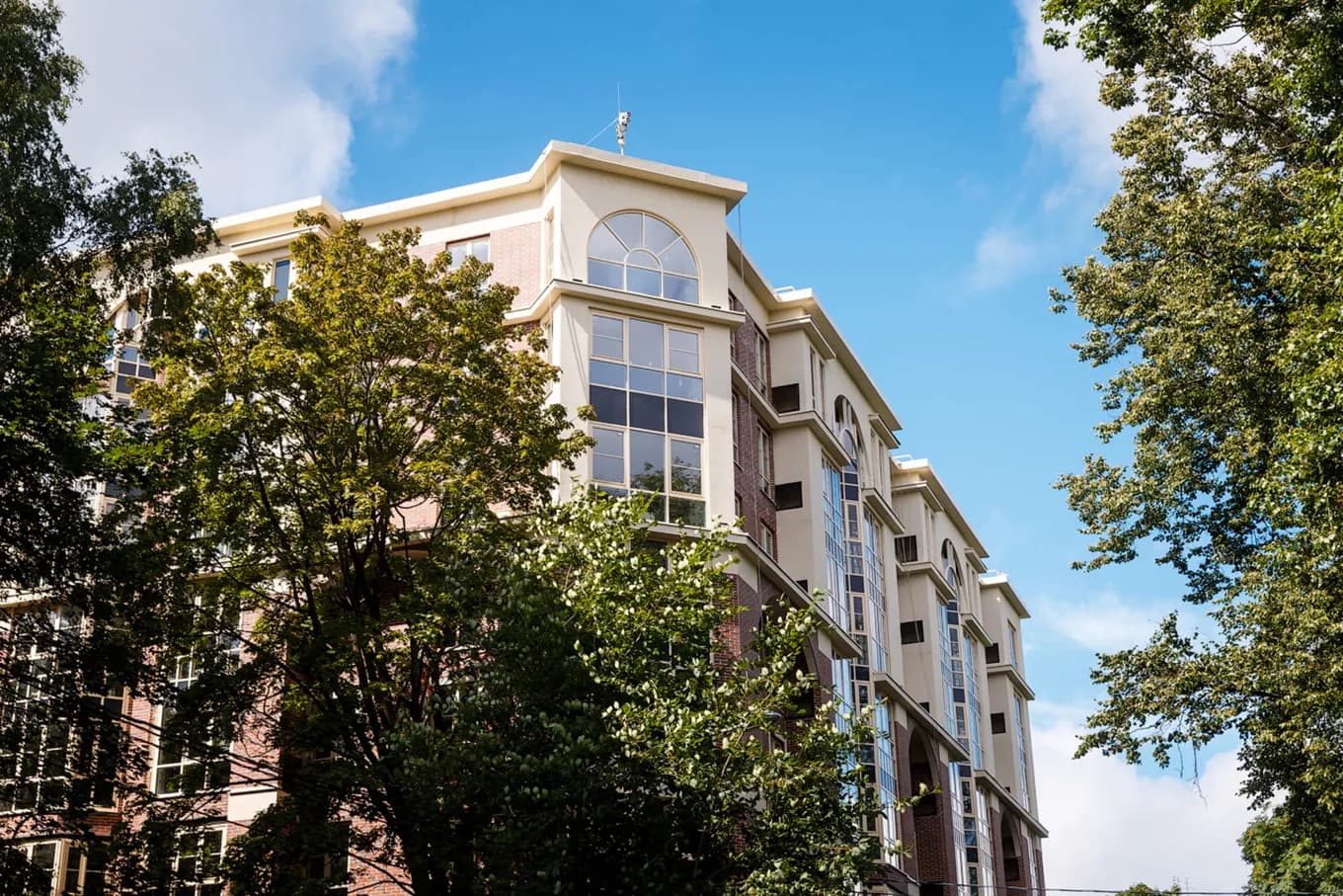 Закрытый двор с английским газоном